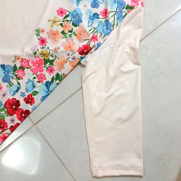 White silky top with floral design NWOT - Picture 5 of 6